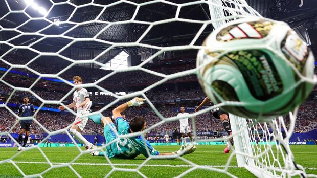 Soccer Football - FIFA World Cup 2026 - Semi Final - England v Argentina - Atlanta Stadium, Atlanta, Georgia, U.S. - July 15, 2026 England's Anthony Gordon scores their first goal past Argentina's Emiliano Martinez REUTERS/Paul Childs