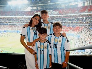 Argentina Singkirkan Inggris, Istri Messi Tampil Pakai Jersey Crop Top