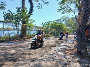 Jalan Berlumpur Imbas Material Truk di Makassar Bikin Pemotor Berjatuhan