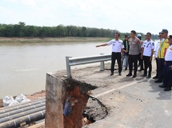 Pengendara Diminta Lewat Jalur Alternatif Imbas Jalan Longsor di Muba