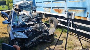 Polisi Olah TKP Kecelakaan Maut CR-V Tabrak Truk Tewaskan 5 Orang