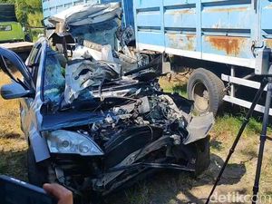 Polisi Olah TKP Kecelakaan Maut CR-V Tabrak Truk Tewaskan 5 Orang