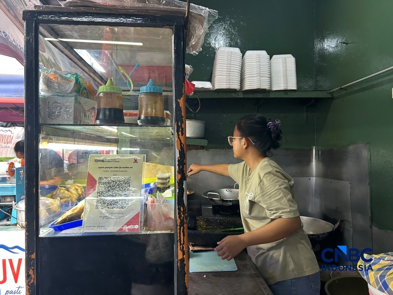 Kondisi tempat makan kaki 5 di perkantoran wilayah Tendean tetap relatif ramai dan berjuntai dengan karyawan, Kamis (16/7/2026). (CNBC Indonesia/Elga Nurmutia)