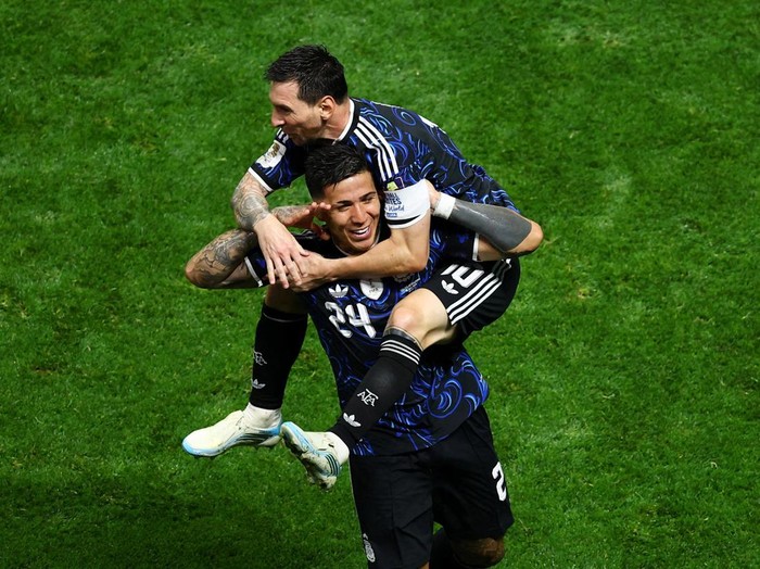 Soccer Football - FIFA World Cup 2026 - Semi Final - England v Argentina - Atlanta Stadium, Atlanta, Georgia, U.S. - July 15, 2026 Argentina's Enzo Fernandez celebrates scoring their first goal with Lionel Messi REUTERS/Carlos Barria     TPX IMAGES OF THE DAY