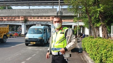 Truk Molen Nyangkut di Kolong Jembatan Matraman, Sudah Dievakuasi