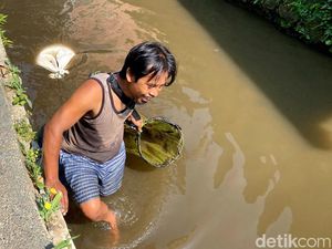 Demi Keluarga, Nendi Rela Meraba Lumpur Cikapundung