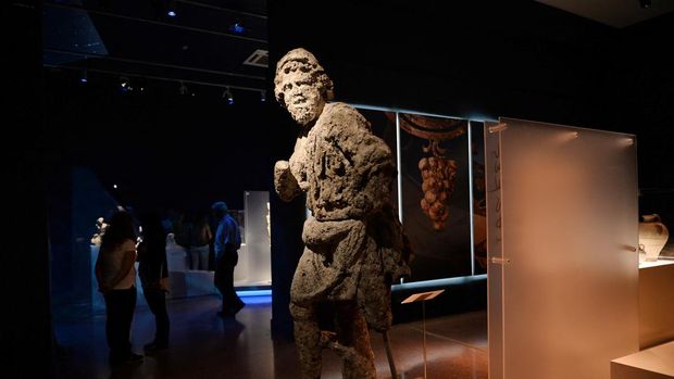 Patung Odysseus A marble statue depicting Odysseus retrieved from the Antikyhira shipwreck is displayed as part of the temporary exhibition Odysseys at the National Archaeological Museum in Athens on October 4, 2016. The exhibition marks the museum's 150th anniversary. (Photo by LOUISA GOULIAMAKI / AFP)