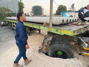 Truk Muatan Paku Bumi Ambles di Pondok Cabe, Sempat Bikin Macet