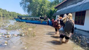 Potret Perjuangan Guru di Pesisir Sidoarjo Saat Banjir Rob