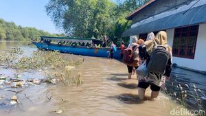 Potret Perjuangan Guru di Pesisir Sidoarjo Saat Banjir Rob