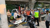 21 Motor Parkir di Trotoar ITC Kuningan Diangkut Dishub Jaksel