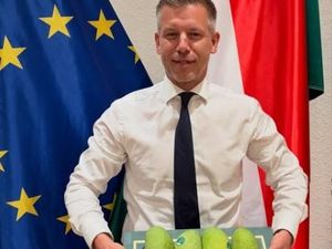 Unik! PM Pakistan Hadiahi PM Hungaria 90 Buah Mangga Segar