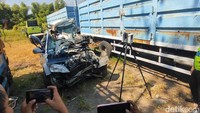 Polisi Olah TKP Laka Maut CR-V Tabrak Truk di KM 72 Tol Pandaan-Malang