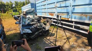 Polisi Olah TKP Laka Maut CR-V Tabrak Truk di KM 72 Tol Pandaan-Malang