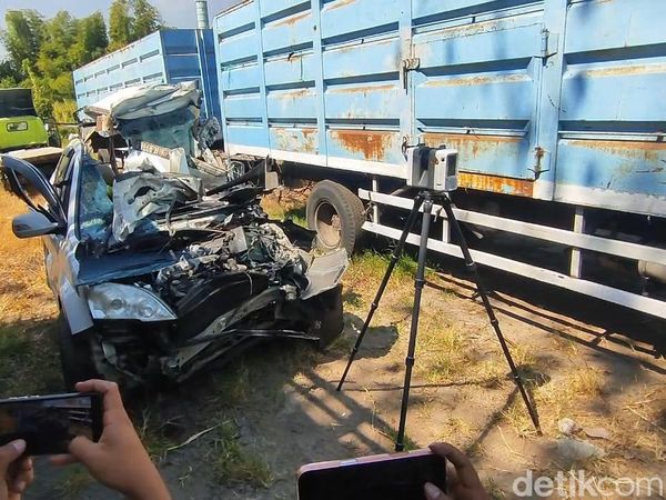 Polisi Olah TKP Laka Maut CR-V Tabrak Truk di KM 72 Tol Pandaan-Malang