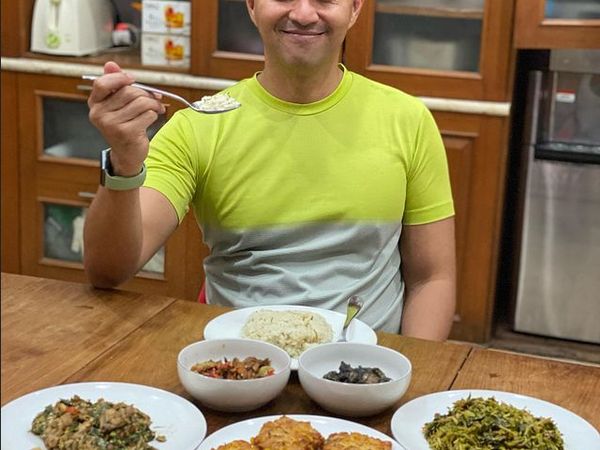 Potret Anjasmara saat Ngemil Durian hingga Makan Steak Bareng Keluarga