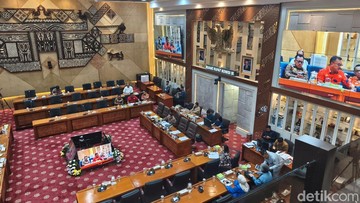 Rapat di DPR, Legislator PKS Minta BGN Kembalikan MBG Jadi Program Sosial