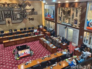 Rapat di DPR, Legislator PKS Minta BGN Kembalikan MBG Jadi Program Sosial