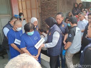 Yanti Lansia Pembunuh Suami di Purwokerto Panen Makian Warga Saat Reka Ulang