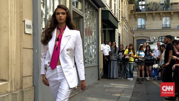 Ronald van der Kemp Mengubah Limbah Menjadi Couture dan Membawa ke Jalanan Paris Ronald van der Kemp Mengubah Limbah Menjadi Couture dan Membawa ke Jalanan Paris