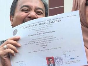 Video Momen Roy Suryo Pamer Ijazah Usai Sidang dr Tifa: Asli Ya!