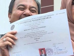 Video Momen Roy Suryo Pamer Ijazah Usai Sidang dr Tifa: Asli Ya!