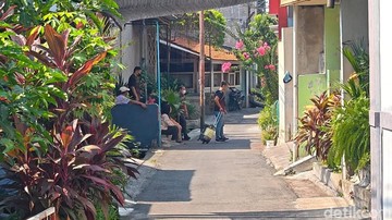 KPK Geledah Rumah Bupati Etik Suryani TKP Simpan Emas 2,5 Kg