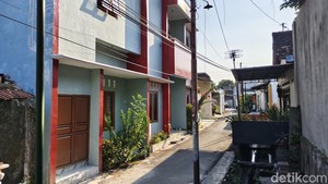 KPK Angkut 2 Koper dari Rumah Bupati Etik Suryani di Laweyan