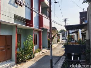 KPK Angkut 2 Koper dari Rumah Bupati Etik Suryani di Laweyan