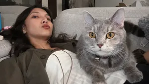 Quality Time Sheila Dara dengan Kucing Kesayangan