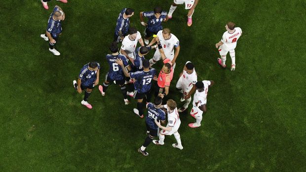 Soccer Football - FIFA World Cup 2026 - Semi Final - England v Argentina - Atlanta Stadium, Atlanta, Georgia, U.S. - July 15, 2026 Referee Ismail Elfath holds a yellow card as England players clash with Argentina players REUTERS/Brian Snyder