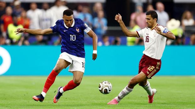 SOCCER-WORLDCUP-FRA-ESP/ Soccer Football - FIFA World Cup 2026 - Semi Final - France v Spain - Dallas Stadium, Arlington, Texas, U.S. - July 14, 2026 France's Kylian Mbappe in action with Spain's Rodri REUTERS/Lee Smith