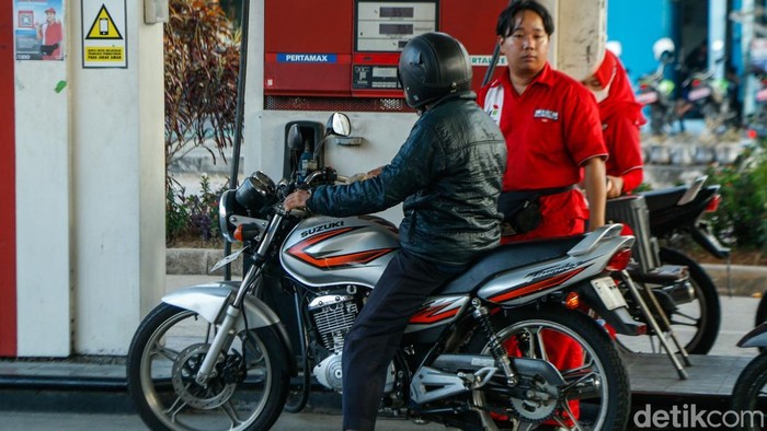 SPBU Mulai Batasi Motor Thunder Isi BBM Pengendara motor mengisi BBM di salah satu SPBU di Bekasi, Kamis (16/7/2026). Sejumlah SPBU mulai memasang pemberitahuan yang melarang pengisian BBM menggunakan sepeda motor Suzuki Thunder, motor bertangki modifikasi, hingga jeriken. Kebijakan itu diterapkan sebagai langkah mencegah dugaan penyalahgunaan BBM.