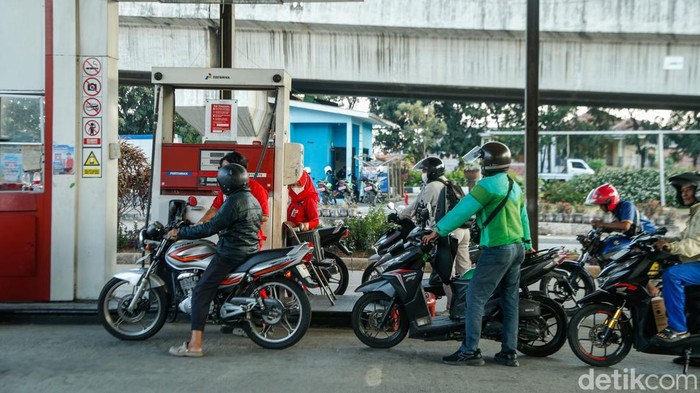 SPBU Mulai Batasi Motor Thunder Isi BBM Pengendara motor mengisi BBM di salah satu SPBU di Bekasi, Kamis (16/7/2026). Sejumlah SPBU mulai memasang pemberitahuan yang melarang pengisian BBM menggunakan sepeda motor Suzuki Thunder, motor bertangki modifikasi, hingga jeriken. Kebijakan itu diterapkan sebagai langkah mencegah dugaan penyalahgunaan BBM.