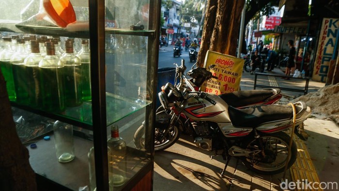 SPBU Mulai Batasi Motor Thunder Isi BBM Pengendara motor mengisi BBM di salah satu SPBU di Bekasi, Kamis (16/7/2026). Sejumlah SPBU mulai memasang pemberitahuan yang melarang pengisian BBM menggunakan sepeda motor Suzuki Thunder, motor bertangki modifikasi, hingga jeriken. Kebijakan itu diterapkan sebagai langkah mencegah dugaan penyalahgunaan BBM.