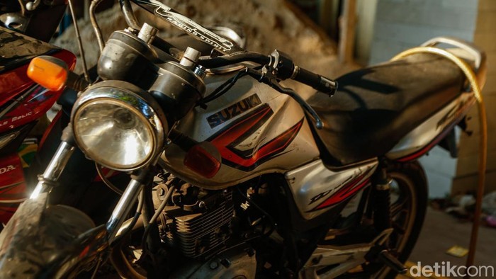 SPBU Mulai Batasi Motor Thunder Isi BBM Pengendara motor mengisi BBM di salah satu SPBU di Bekasi, Kamis (16/7/2026). Sejumlah SPBU mulai memasang pemberitahuan yang melarang pengisian BBM menggunakan sepeda motor Suzuki Thunder, motor bertangki modifikasi, hingga jeriken. Kebijakan itu diterapkan sebagai langkah mencegah dugaan penyalahgunaan BBM.