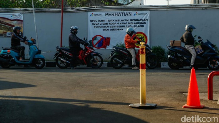 SPBU Mulai Batasi Motor Thunder Isi BBM Pengendara motor mengisi BBM di salah satu SPBU di Bekasi, Kamis (16/7/2026). Sejumlah SPBU mulai memasang pemberitahuan yang melarang pengisian BBM menggunakan sepeda motor Suzuki Thunder, motor bertangki modifikasi, hingga jeriken. Kebijakan itu diterapkan sebagai langkah mencegah dugaan penyalahgunaan BBM.