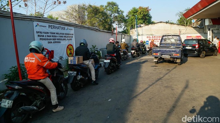 SPBU Mulai Batasi Motor Thunder Isi BBM Pengendara motor mengisi BBM di salah satu SPBU di Bekasi, Kamis (16/7/2026). Sejumlah SPBU mulai memasang pemberitahuan yang melarang pengisian BBM menggunakan sepeda motor Suzuki Thunder, motor bertangki modifikasi, hingga jeriken. Kebijakan itu diterapkan sebagai langkah mencegah dugaan penyalahgunaan BBM.