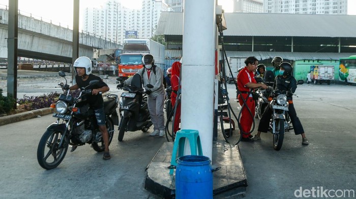 SPBU Mulai Batasi Motor Thunder Isi BBM Pengendara motor mengisi BBM di salah satu SPBU di Bekasi, Kamis (16/7/2026). Sejumlah SPBU mulai memasang pemberitahuan yang melarang pengisian BBM menggunakan sepeda motor Suzuki Thunder, motor bertangki modifikasi, hingga jeriken. Kebijakan itu diterapkan sebagai langkah mencegah dugaan penyalahgunaan BBM.