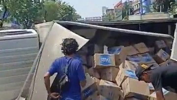 Truk Pengangkut Air Mineral Terguling di Rawamangun, Lalin Macet