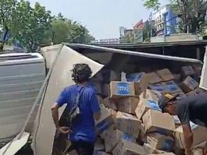 Truk Pengangkut Air Mineral Terguling di Rawamangun, Lalin Macet
