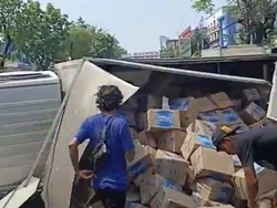 Truk Pengangkut Air Mineral Terguling di Rawamangun, Lalin Macet