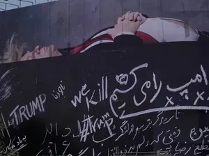 Iran Pasang Billboard Trump dalam Peti Mati di Teheran