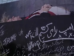 Iran Pasang Billboard Trump dalam Peti Mati di Teheran