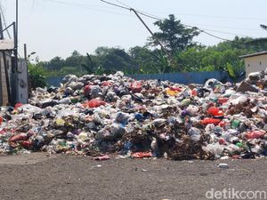 Alat Berat TPA Rusak, Sampah Liar di Cirebon Menggunung