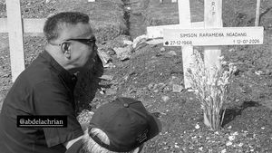 Momen Abdel Ziarah ke Makam Temon Usai Pulang dari AS