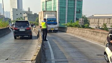 Hati-hati! Ada Tumpahan Solar di Flyover Pesing Arah Cengkareng