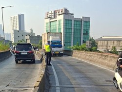 Hati-hati! Ada Tumpahan Solar di Flyover Pesing Arah Cengkareng