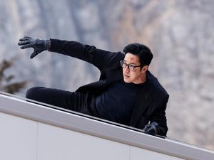 Spoiler Agent Kim Reactivated, Geng Bapak-bapak Lawan Penjahat