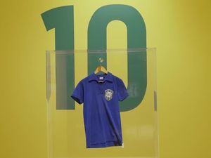 Video: Seragam Pele dari Final Piala Dunia 1958 Terjual Rp 88 M
